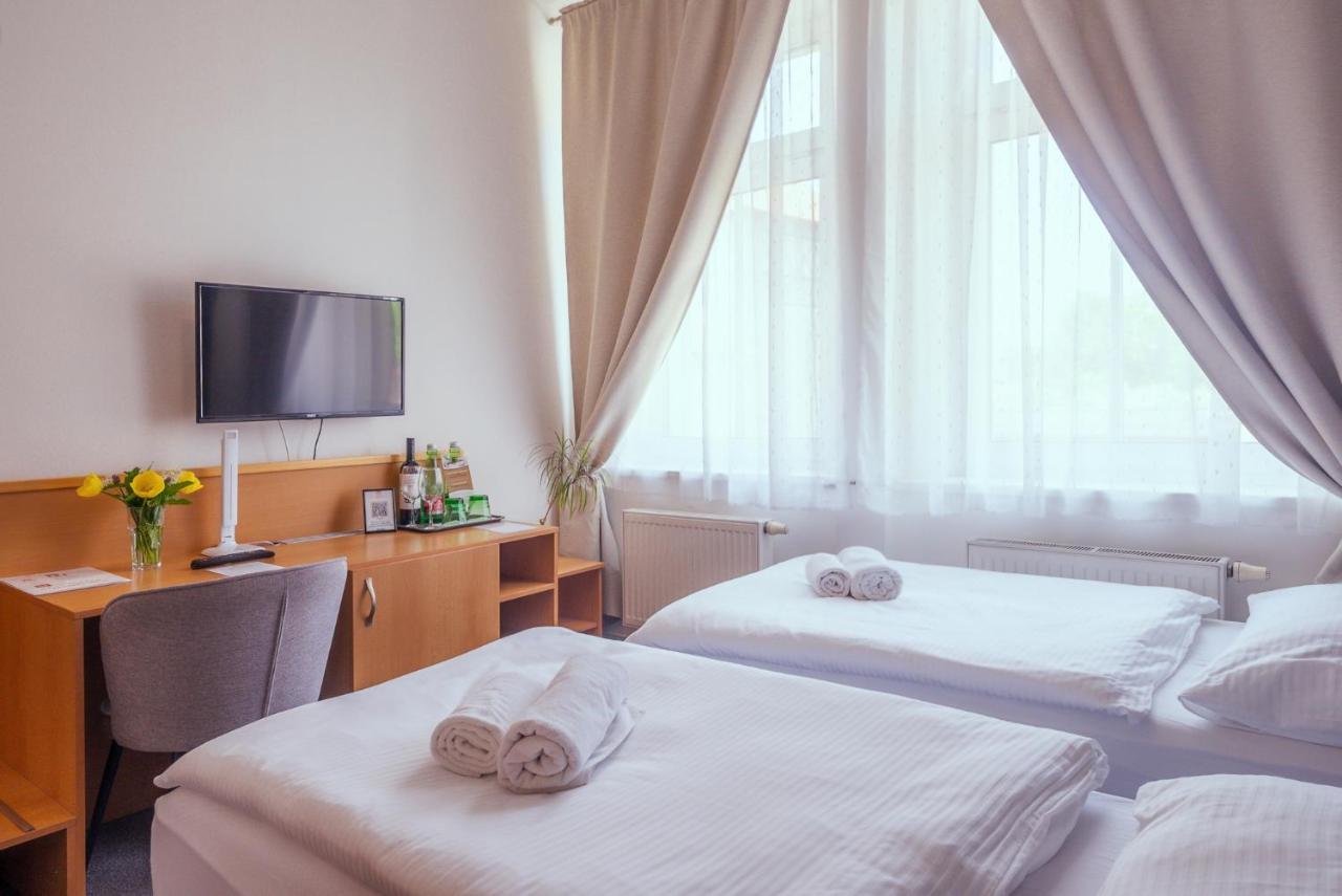 Hotel Narodni Dum Podborany Zewnętrze zdjęcie