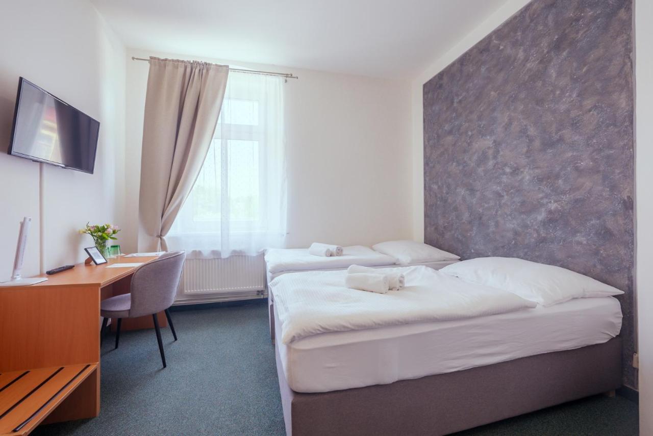 Hotel Narodni Dum Podborany Zewnętrze zdjęcie