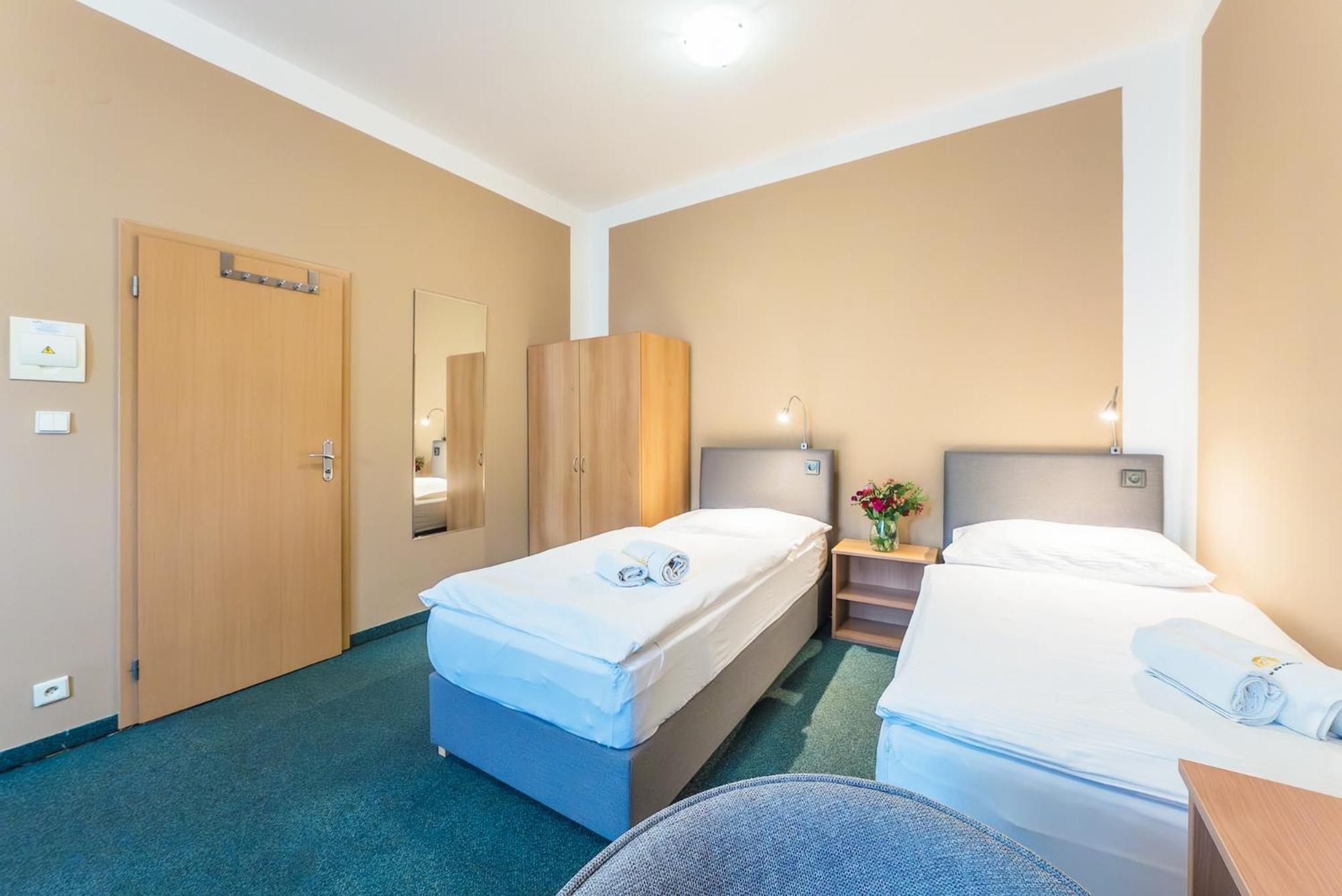 Hotel Narodni Dum Podborany Zewnętrze zdjęcie