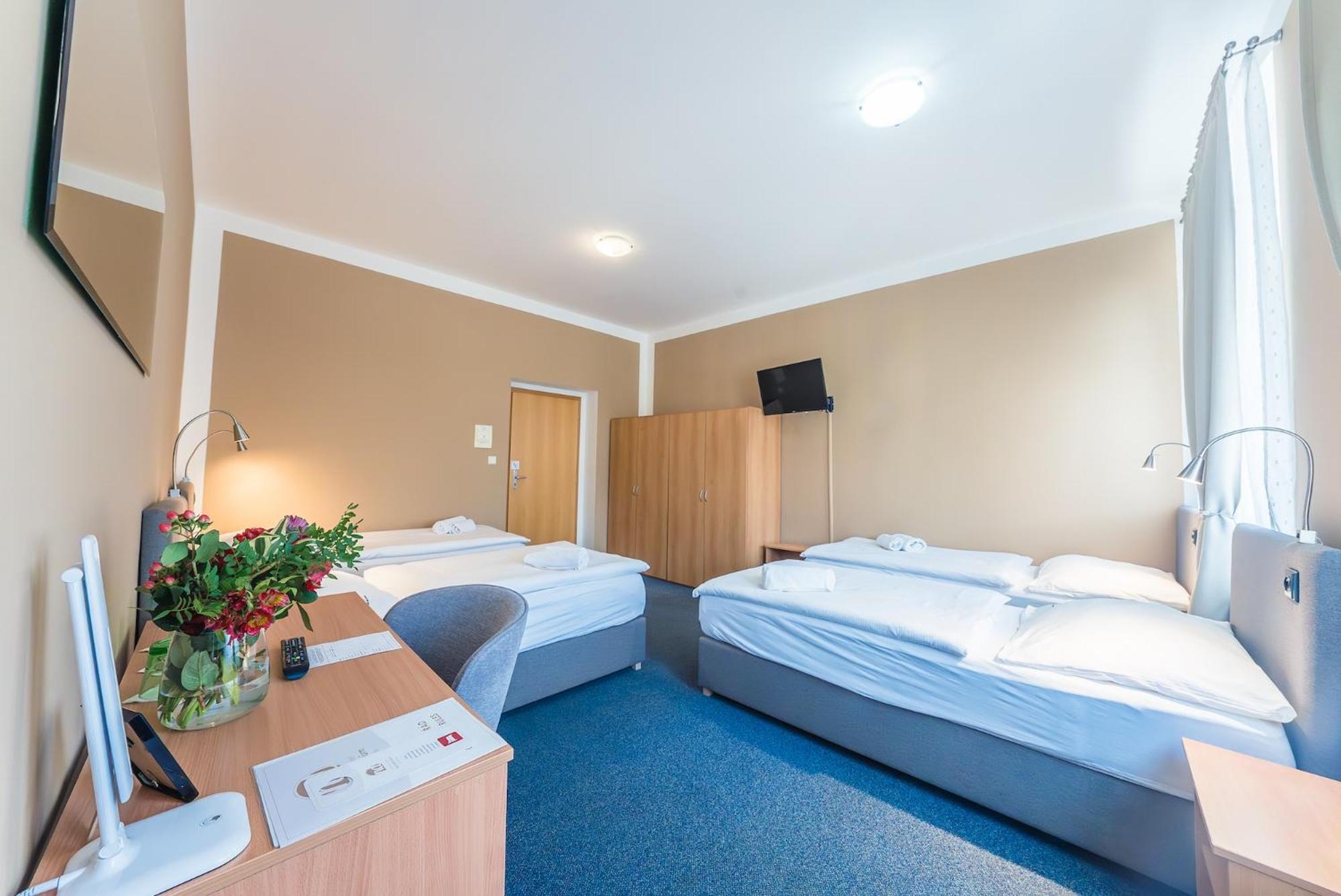 Hotel Narodni Dum Podborany Zewnętrze zdjęcie
