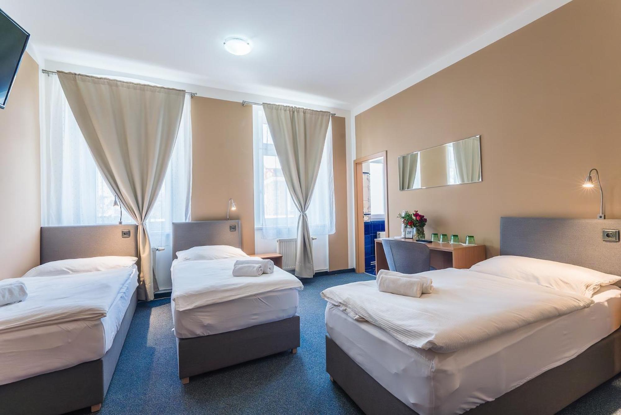 Hotel Narodni Dum Podborany Zewnętrze zdjęcie