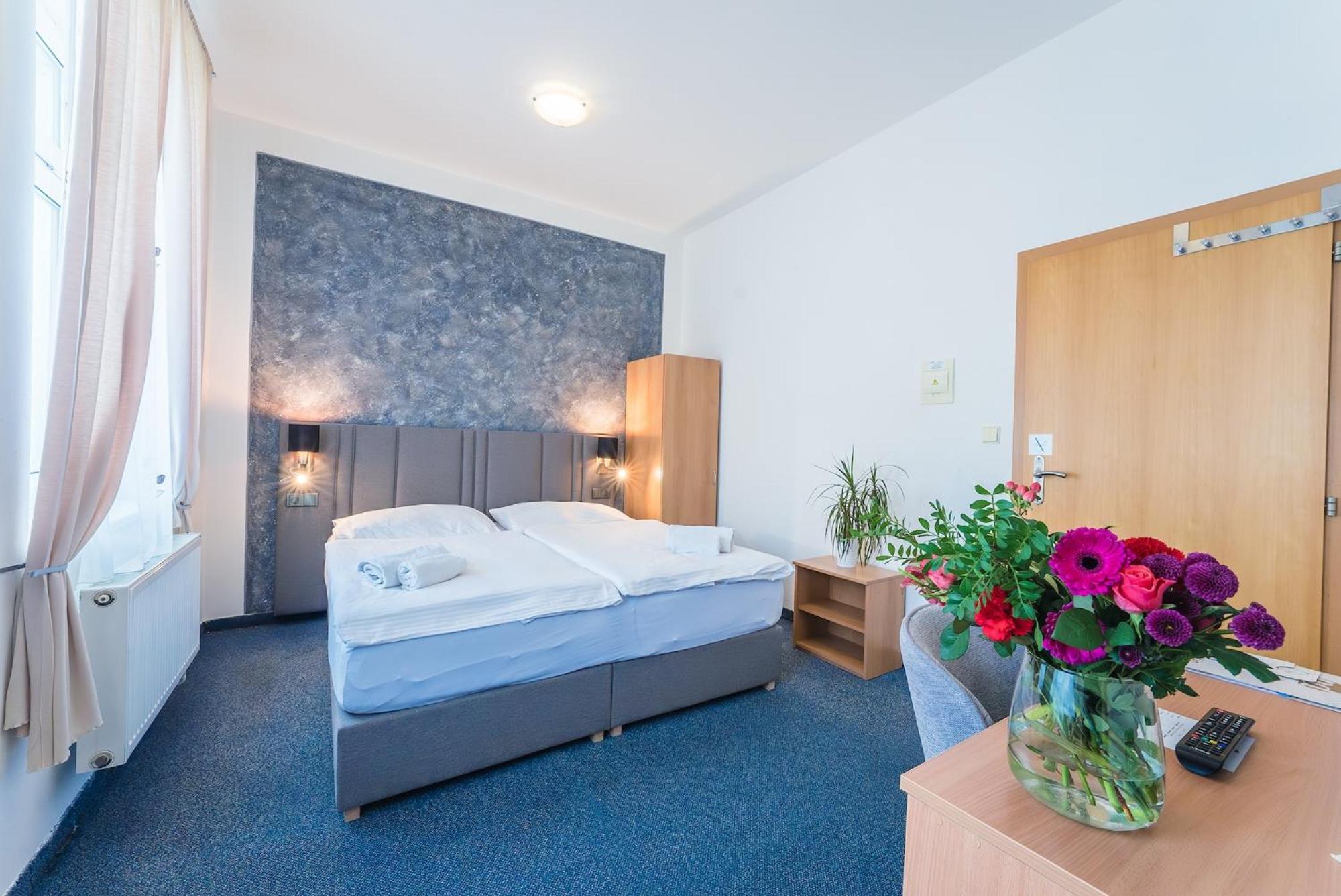 Hotel Narodni Dum Podborany Zewnętrze zdjęcie