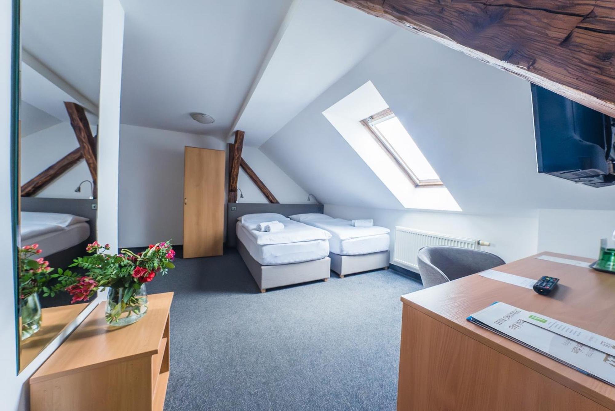 Hotel Narodni Dum Podborany Zewnętrze zdjęcie