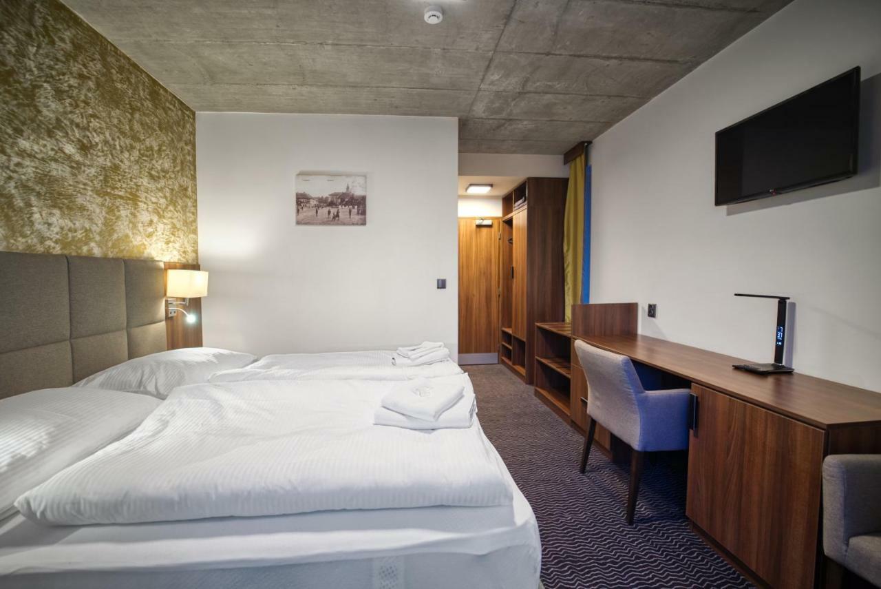 Hotel Narodni Dum Podborany Zewnętrze zdjęcie